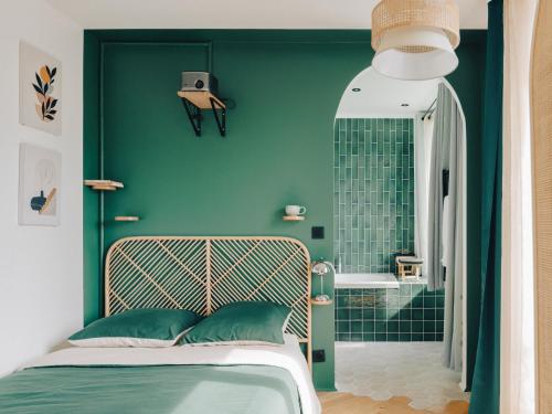 une chambre avec un lit et un mur végétal dans l'établissement Alcova - Stade de France - Jacuzzi - Cinema, à Saint-Denis