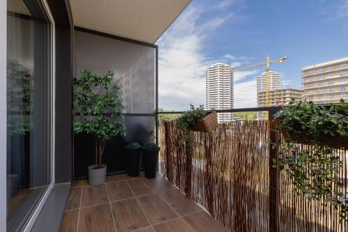 Rõdu või terrass majutusasutuses Osiedle Tysiąclecia - Nowoczesne Studio z Biurkiem do Pracy Zdalnej i Parkingiem by Noclegi Renters