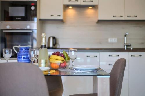 Køkken eller tekøkken på La Concha Beach Apartments with pool for kids!