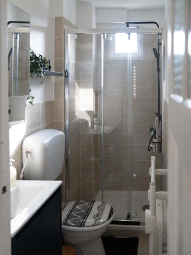 une salle de bain avec une douche avec des toilettes et un lavabo dans l'établissement Le Cocon Raffiné, à Bagneux