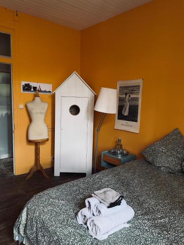 - une chambre avec un lit, une commode et une commode dans l'établissement Le Couvent, à LʼHermenault