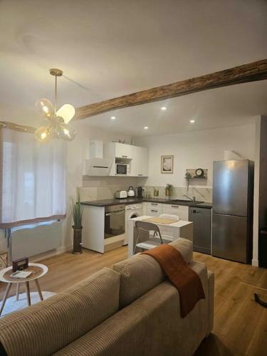 un salon avec un canapé et une cuisine dans l'établissement 