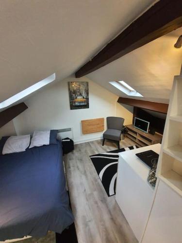 - un salon avec un lit, un bureau et un canapé dans l'établissement Limoges studio proche pôle santé, à Limoges