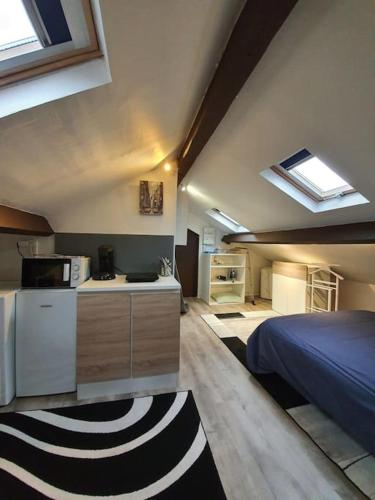 Cette chambre comprend une cuisine et un lit. dans l'établissement Limoges studio proche pôle santé, à Limoges