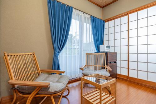白浜町にあるあざみ庵 301のリビングルーム(椅子2脚、窓付)