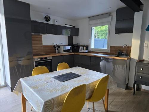 Η κουζίνα ή μικρή κουζίνα στο Maison La Plaine