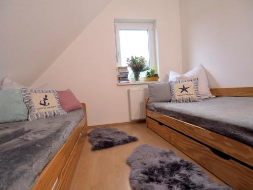 Cama o camas de una habitación en FeWo Kapitäns-Seeblick