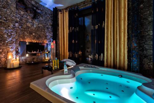 a large bath tub in a room with a fireplace at Suite Rural Carenas in Carenas