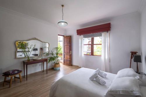 biała sypialnia z łóżkiem i oknem w obiekcie Casa Abuela Toña by Huskalia - city center w mieście Los Llanos de Aridane