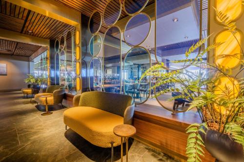 a waiting room with a chair and a window at Strandhotel Het Hoge Duin in Wijk aan Zee