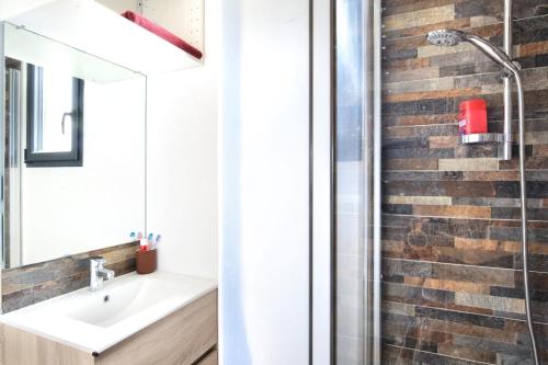 une salle de bain avec un lavabo et une douche dans l'établissement L'Harmonie - A 5min de la plage, à Les Moitiers-dʼAllonne