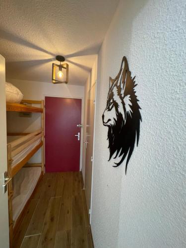 une peinture murale d'un lion sur un mur dans une pièce dans l'établissement studio 4 pers Pra Loup 1500, à Uvernet