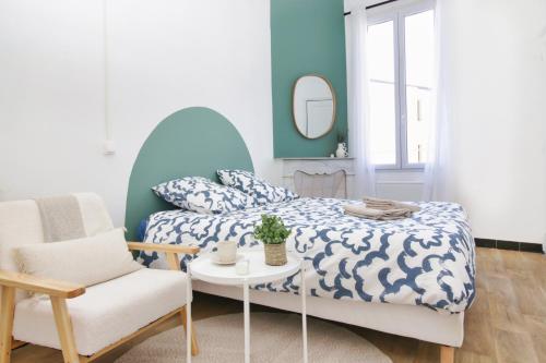 une chambre avec un lit et une chaise dans l'établissement Le cosy Magnanen - Proche gare et parking - Wifi, à Avignon