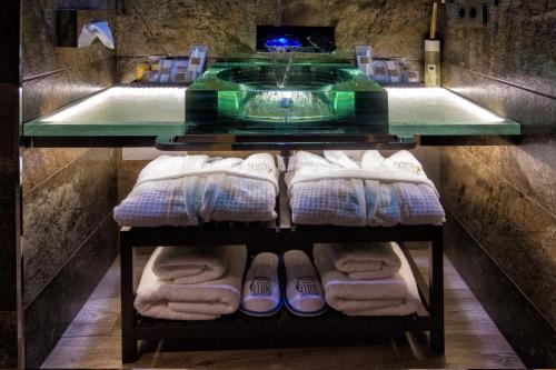 a bathroom with a glass counter with towels and a sink at Suite Rural Carenas in Carenas