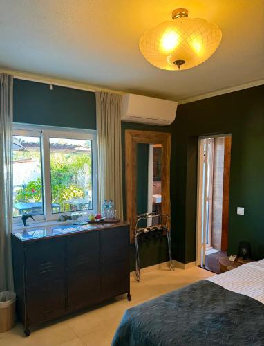 Katil atau katil-katil dalam bilik di Palm View Guesthouse, adults only
