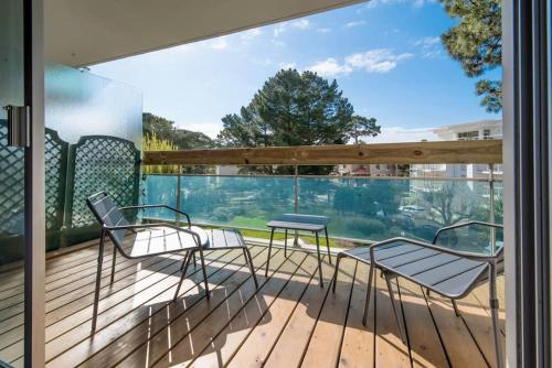 deux chaises et une table sur un balcon avec vue dans l'établissement Le Josselin Baulois, à La Baule