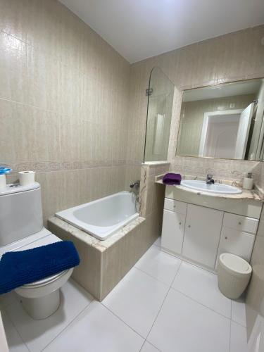 a bathroom with a sink and a toilet and a tub at Apartament Villamartin Tosca Golf-Pool in Orihuela Costa