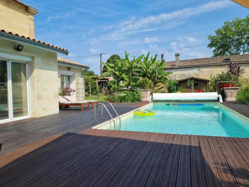 une piscine avec un jouet au milieu d'une cour dans l'établissement l'oasis girondine 4 étoiles, à Izon