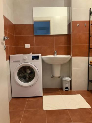 a bathroom with a washing machine and a sink at Casa di Gigi in Nardò