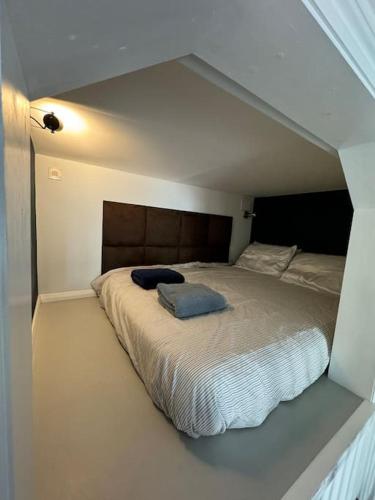a bedroom with a large bed in a room at Casa Rosa, Notting Hill in London