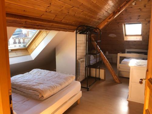 a bedroom with a bunk bed in a attic at T2 Jausiers in Jausiers