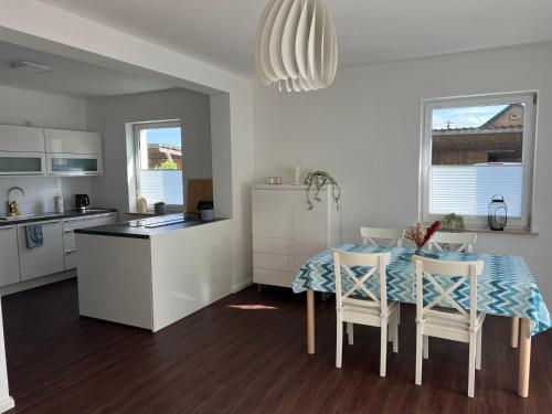 Kuchyň nebo kuchyňský kout v ubytování Gemütliche 100 qm Ferienwohnung in Ostseenähe