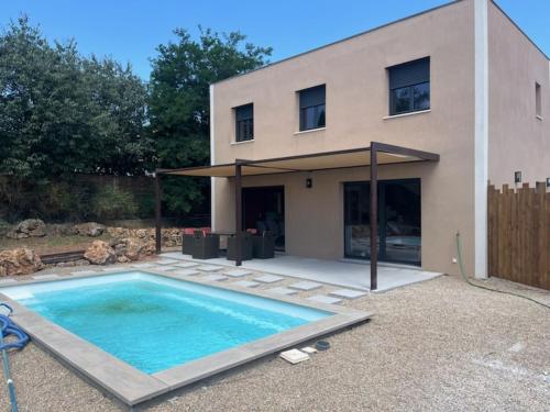 une maison avec une piscine devant dans l'établissement Villa ALCAT, aux Arcs-sur-Argens
