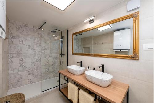 un bagno con lavandino e specchio di Villa Dundo Marijo a Kručica