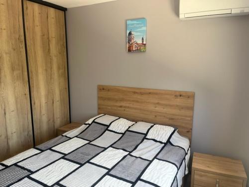 une chambre avec un lit et un tableau au mur dans l'établissement Villa ALCAT, aux Arcs-sur-Argens