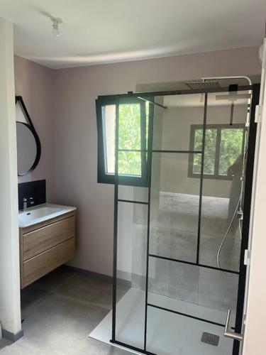 une salle de bain avec une douche en verre et un lavabo dans l'établissement Villa ALCAT, aux Arcs-sur-Argens