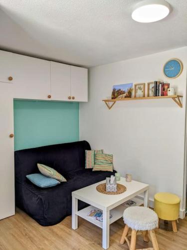 un salon avec un canapé et une table dans l'établissement Agréable studio dans résidence calme sous les pins, à Lacanau