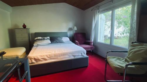 une chambre avec un lit et une fenêtre dans l'établissement Un Petit COIN DE PARADIS , Belle Étape à 30 minutes Sud de Paris ,proximité Grands Axes ORLY,VERSAILLES,Direction CHATEAUX de la LOIRE, à Montlhéry