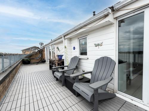 Χώρος καθιστικού στο Windrush Court · Stunning Penthouse With River Views Near Erith Stn Pass The Keys