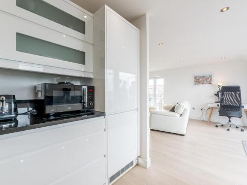 Η κουζίνα ή μικρή κουζίνα στο Windrush Court · Stunning Penthouse With River Views Near Erith Stn Pass The Keys