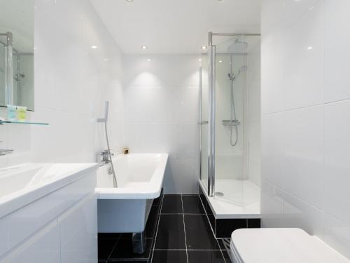 Ένα μπάνιο στο Windrush Court · Stunning Penthouse With River Views Near Erith Stn Pass The Keys