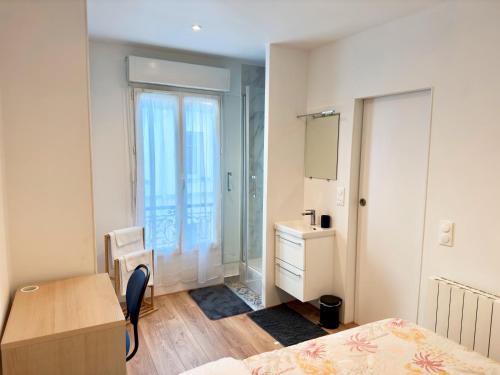 une chambre avec un lit, un bureau et un lavabo dans l'établissement Superb and Elegant Apartment in Paris' Heart, à Paris