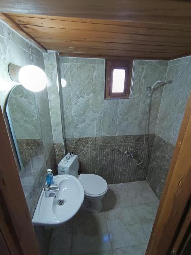 Bilik mandi di Arifbey Konak Hotel