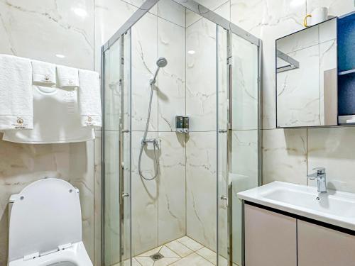 LedineOrange inn Apartment 桔子酒店的带淋浴、马桶和水槽的浴室