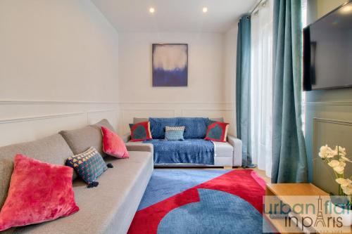 un salon avec un canapé et une chaise dans l'établissement 24 - Luxury Home in Paris Montorgueil, à Paris