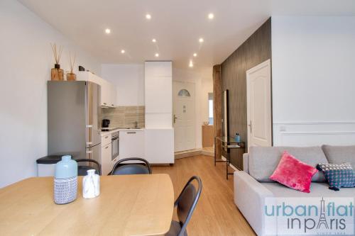 un salon avec une table et un canapé dans l'établissement 24 - Luxury Home in Paris Montorgueil, à Paris