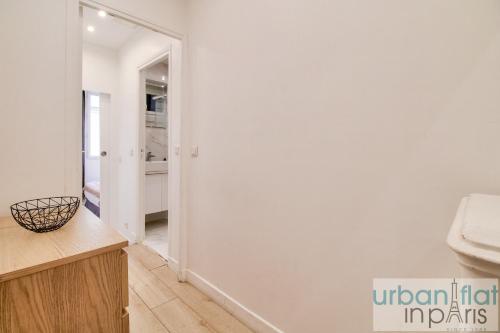une salle de bain avec toilettes et miroir dans l'établissement 24 - Luxury Home in Paris Montorgueil, à Paris