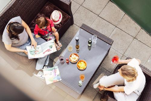 two women and a little girl sitting at a table at Ferienwohnen Mattle MIT IM RUCKSACK die SILVRETTA CARD PREMIUM in Kappl