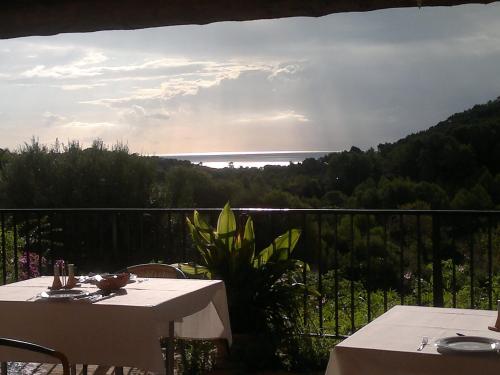 ein Tisch und Stühle auf einem Balkon mit Blick auf das Meer in der Unterkunft Agroturisme Es Picot in Son Macia