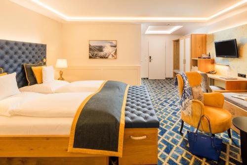 a hotel room with a bed and a living room at Romantik Hotel Waldschlösschen in Schleswig