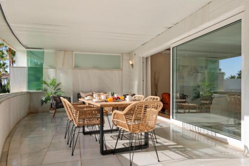 Zdjęcie z galerii obiektu Magnífico apartamento en complejo exclusivo con piscina cubierta - Gym - Sauna w Marbelli