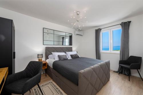 una camera da letto con un letto, due sedie e una finestra di Villa Dundo Marijo a Kručica