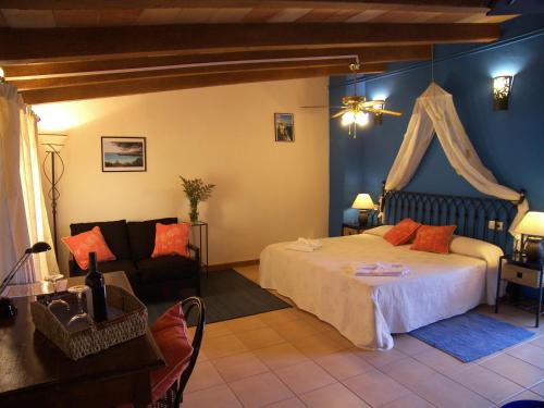 松馬西亞的住宿－皮科特農居酒店，一间卧室配有一张床和一张沙发