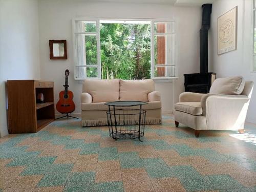 un salon avec un canapé et une table dans l'établissement La Colline aux Oiseaux, La tranquillité des bois, à Molières-sur-Cèze