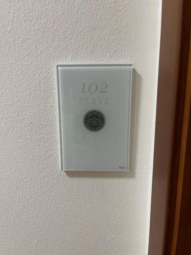 a lightswitch on a wall with a clock on it at Cantarane Guest House in Rovarè