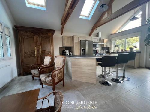 une cuisine avec une table et des chaises dans une pièce dans l'établissement La croix Luce, à Cherbourg en Cotentin